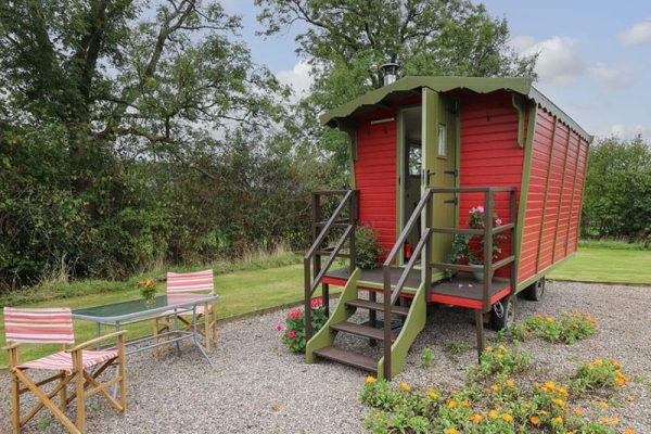 Tilly Gypsy-Style Caravan Hut, Llangorse